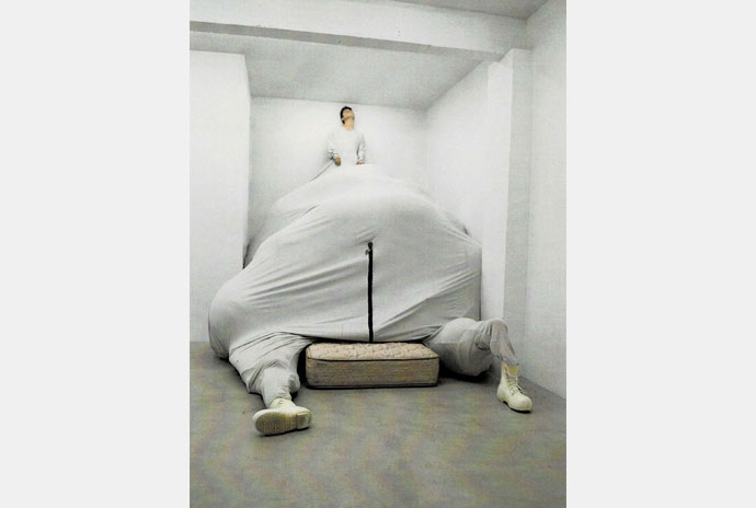 身体的な境界線とその神話的な個の概念をテーマにした新作 ＜大蹴球プロジェクト＞（パフォーマンスと映像作品）の制作及び発表